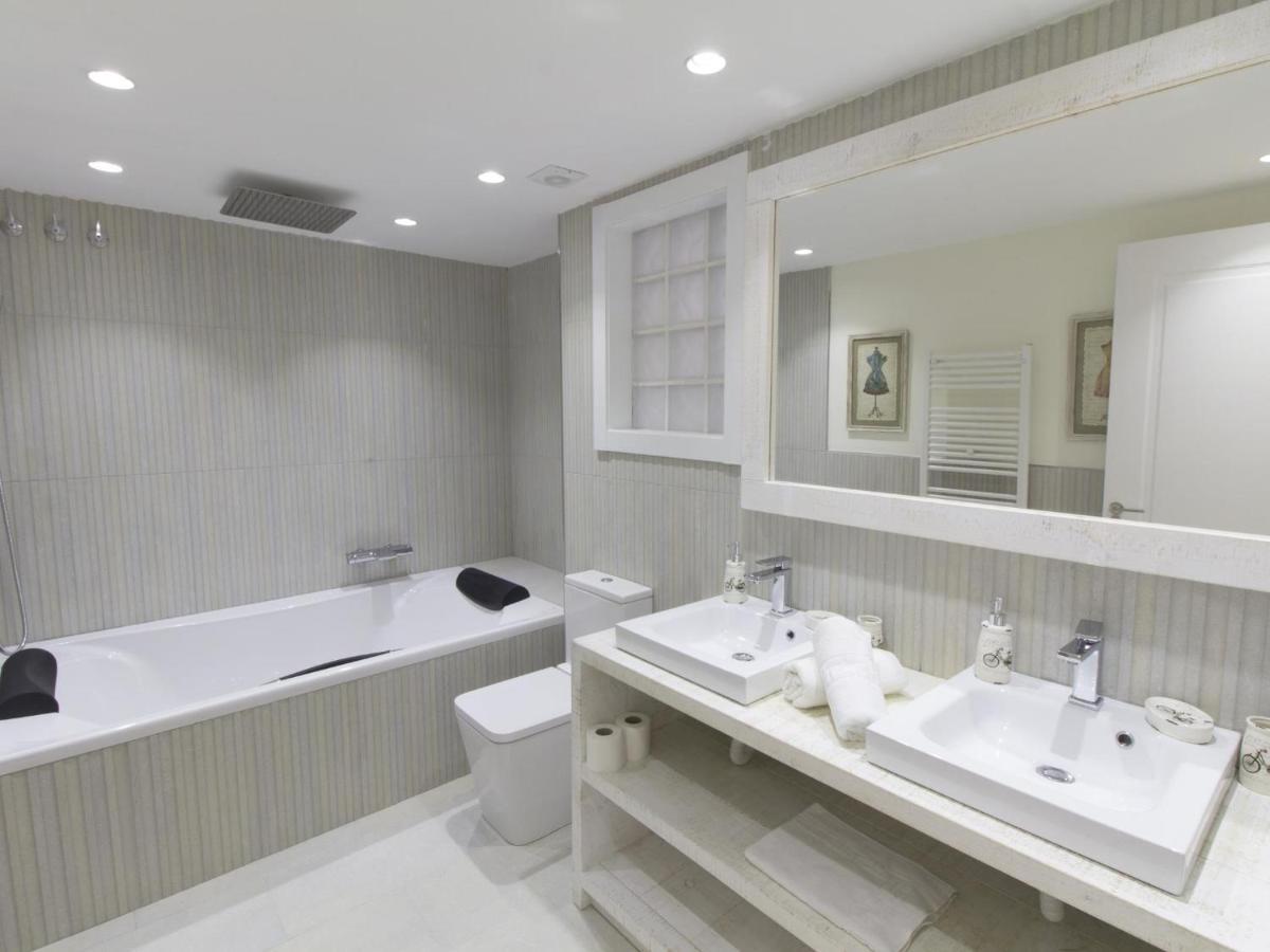 Sitges Spaces Mediterranean Apartments 5 Bedrooms, 4 Bathrooms, 75M2 Terrace, Centre Sitges- Sleeps 11 ภายนอก รูปภาพ